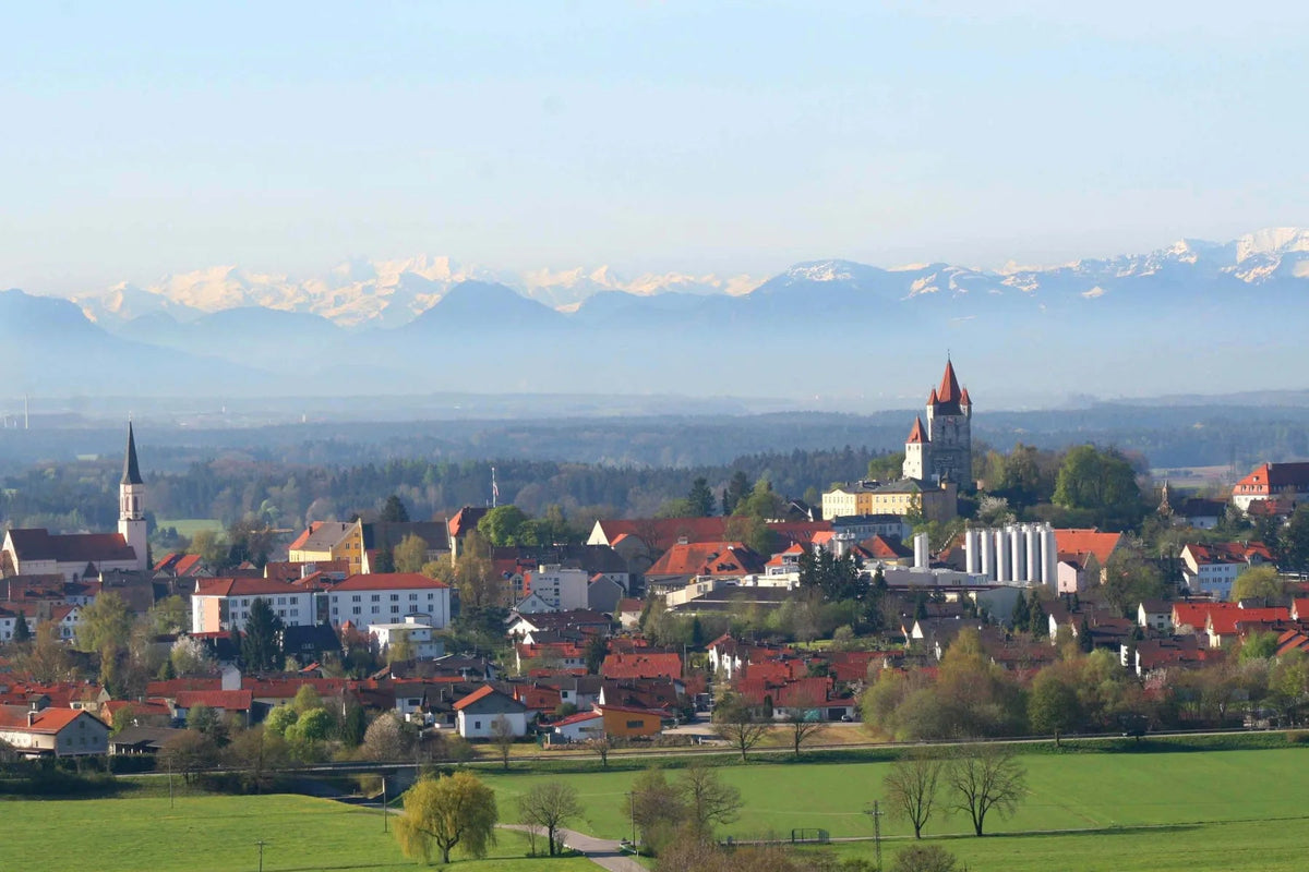 Spritzschutz Bayerische Kleinstadt vor den Alpen - Schön und Wieder