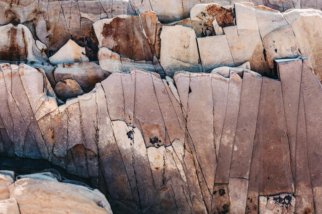 Duschrückwand Felsformation mit Rissen