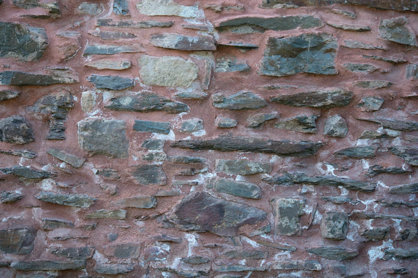 Duschrückwand Natursteinmauer mit rotem Mörtel
