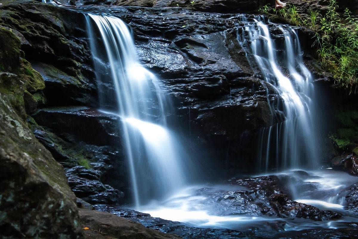 Spritzschutz Doppelter Wasserfall über Felsen - Schön und Wieder