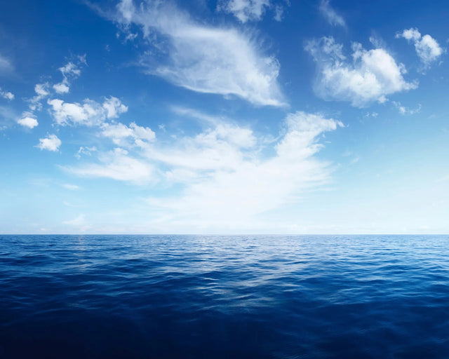 Spritzschutz Tiefblaues Meer mit Wolkenhimmel