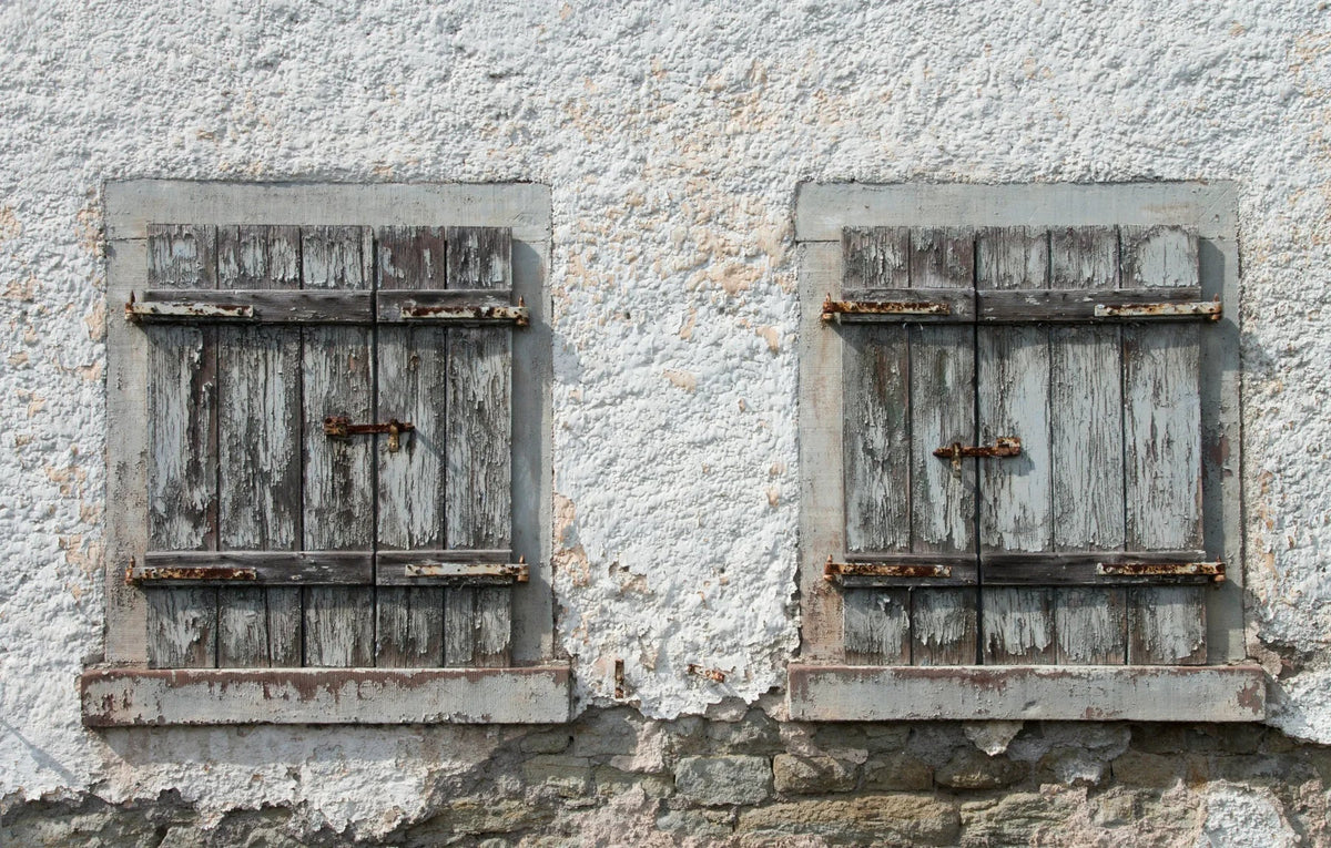 Waschbeckenrückwand Alte Holzfensterläden an Putzwand - Schön und Wieder