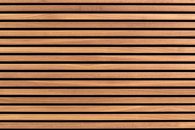 Waschbeckenrückwand Holzlamellen-Wand