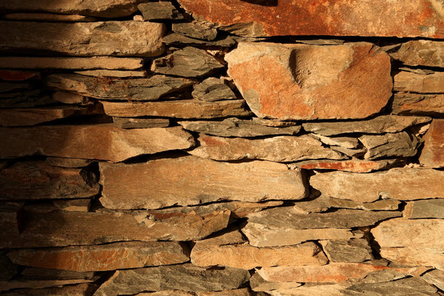 Waschbeckenrückwand Natursteinmauer aus Schiefer