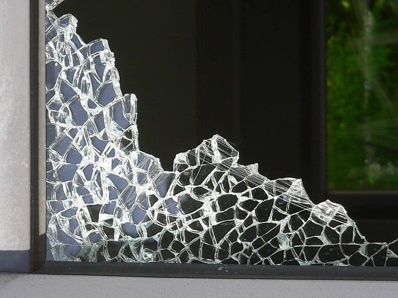Duschrückwand aus ESG Sicherheitsglas. Auch wenn es kaputtgehen würde, ist das Verletzungsrisiko reduziert