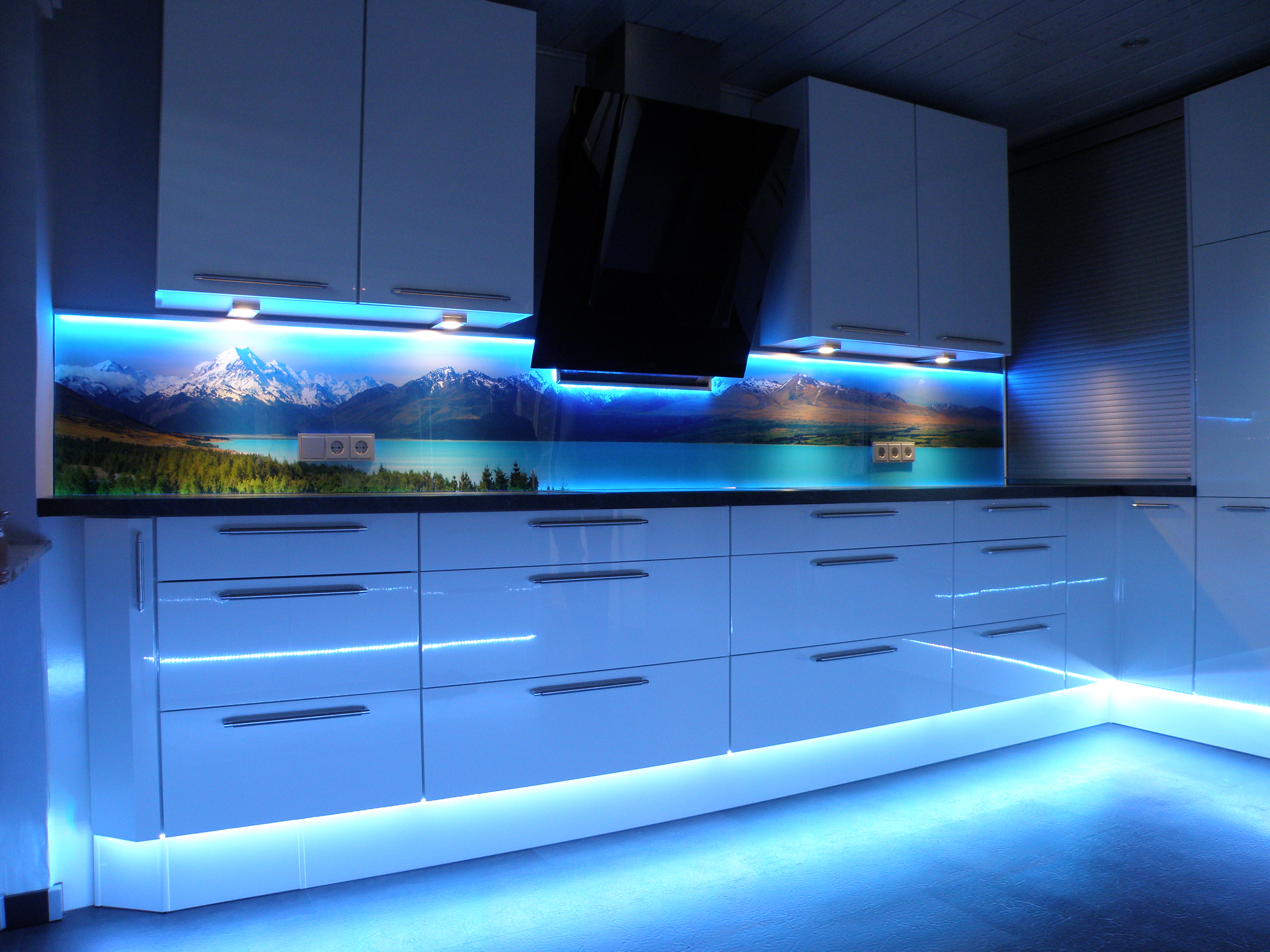 Küchenrückwand beleuchtet von Schön und Wieder